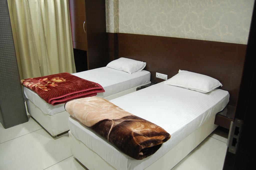 Hotel Poonam Palace Ujjain Eksteriør bilde