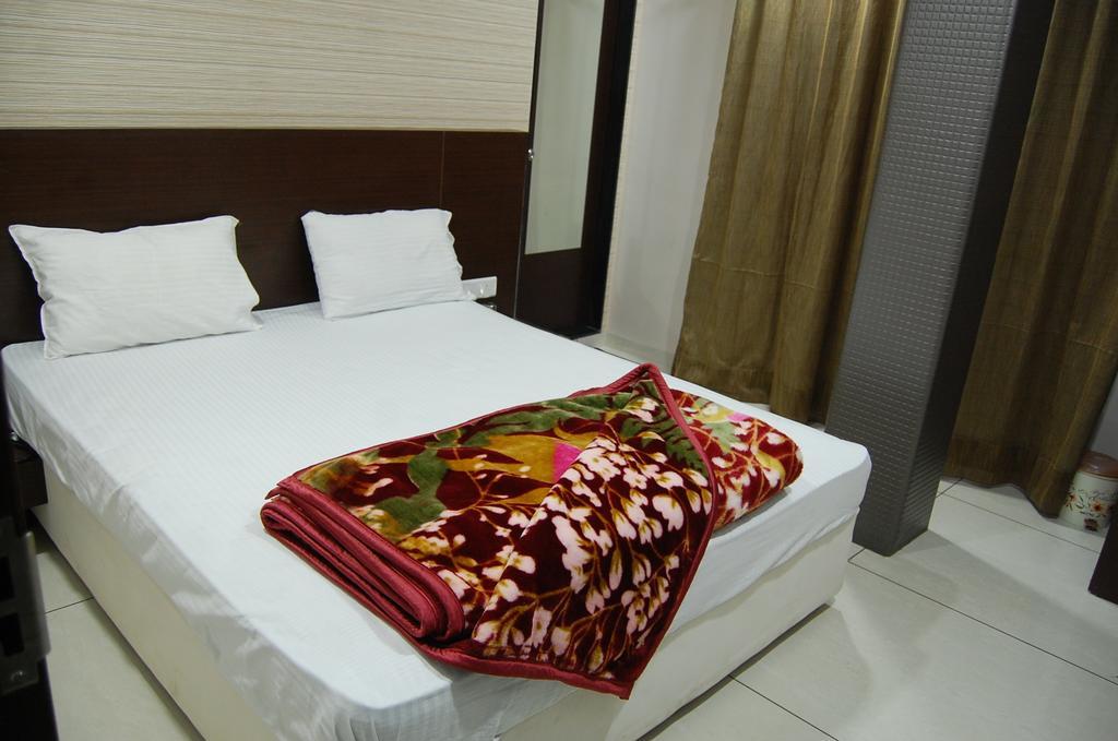 Hotel Poonam Palace Ujjain Eksteriør bilde
